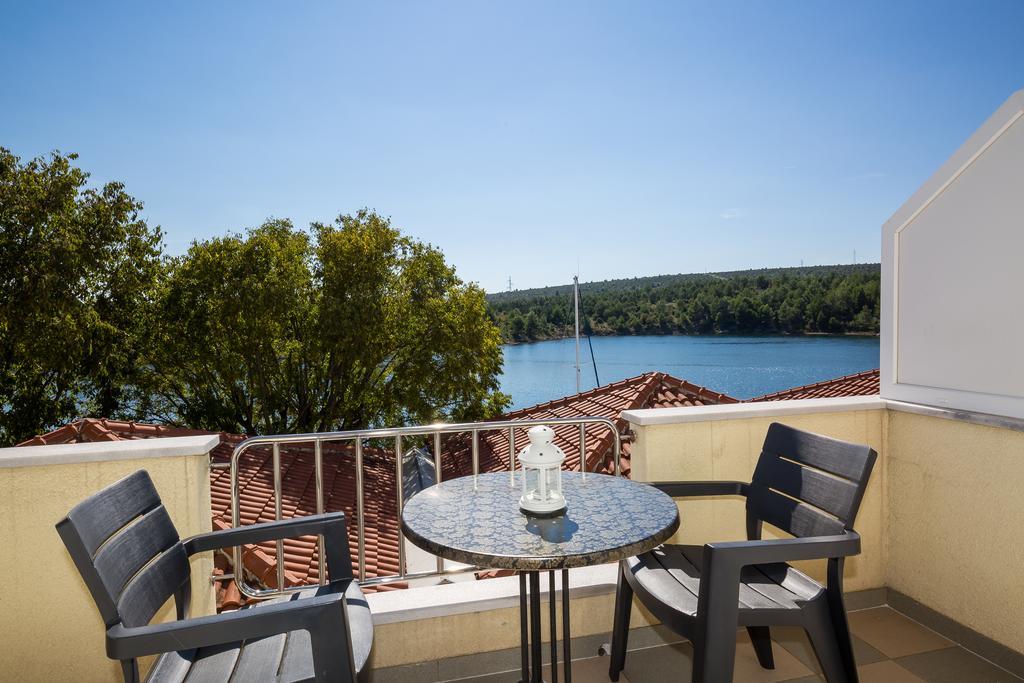 Apartments Duje Ribnica Обровац Екстериор снимка