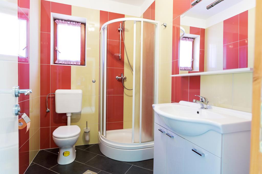Apartments Duje Ribnica Обровац Екстериор снимка