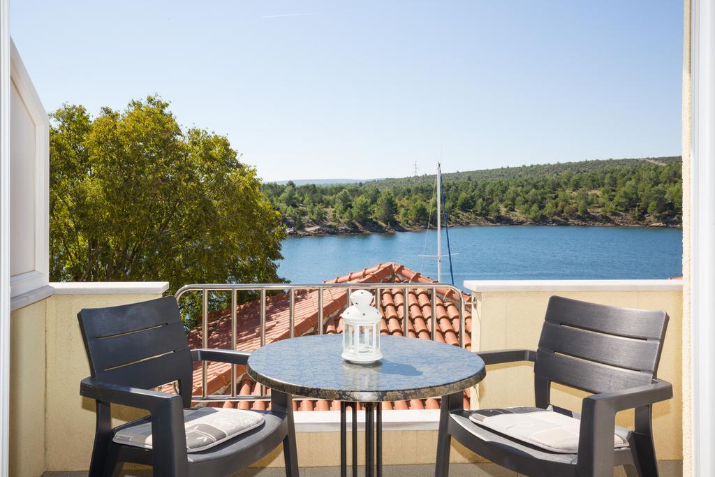Apartments Duje Ribnica Обровац Екстериор снимка