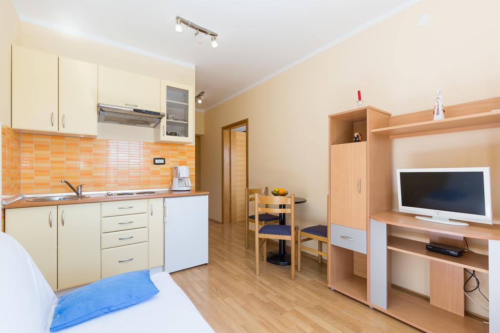 Apartments Duje Ribnica Обровац Екстериор снимка