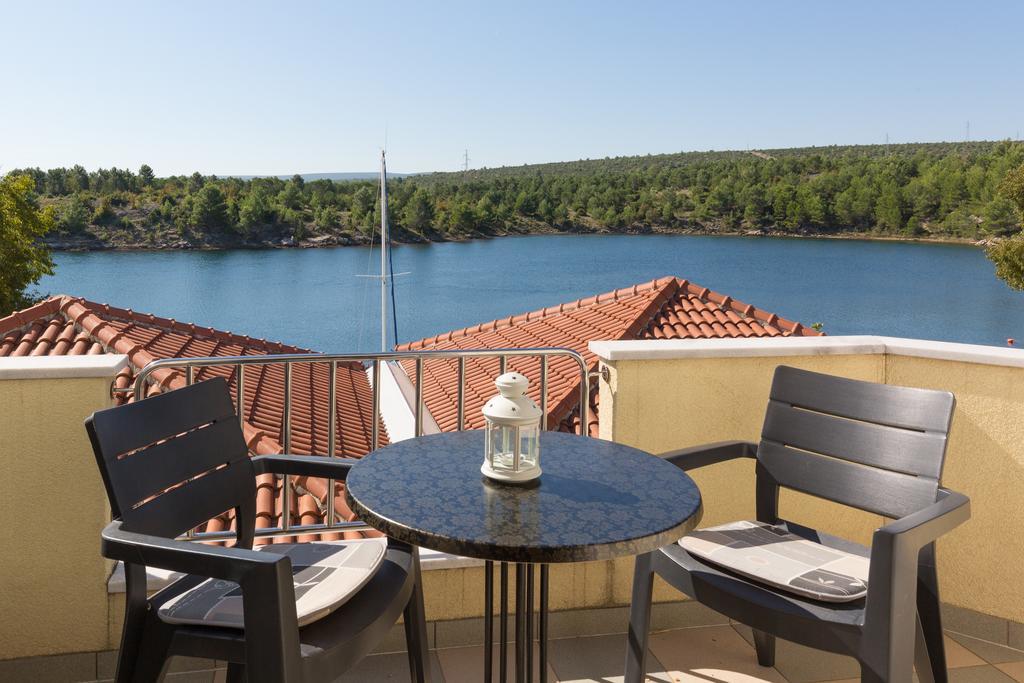 Apartments Duje Ribnica Обровац Екстериор снимка