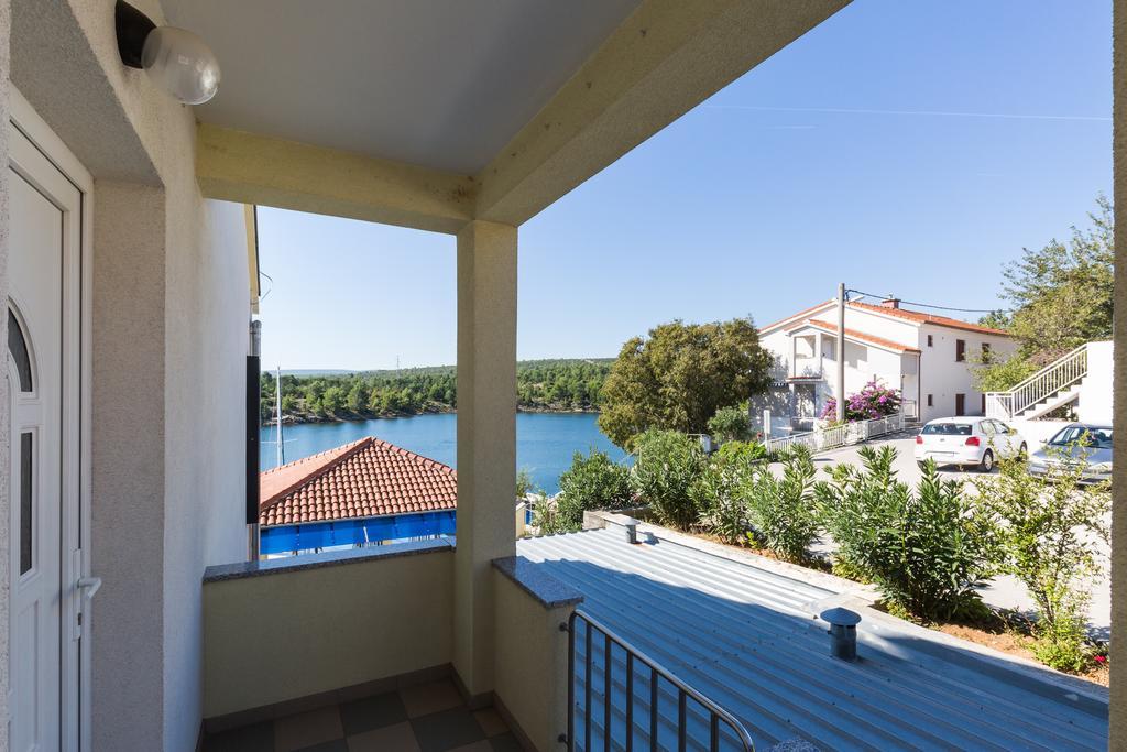 Apartments Duje Ribnica Обровац Екстериор снимка