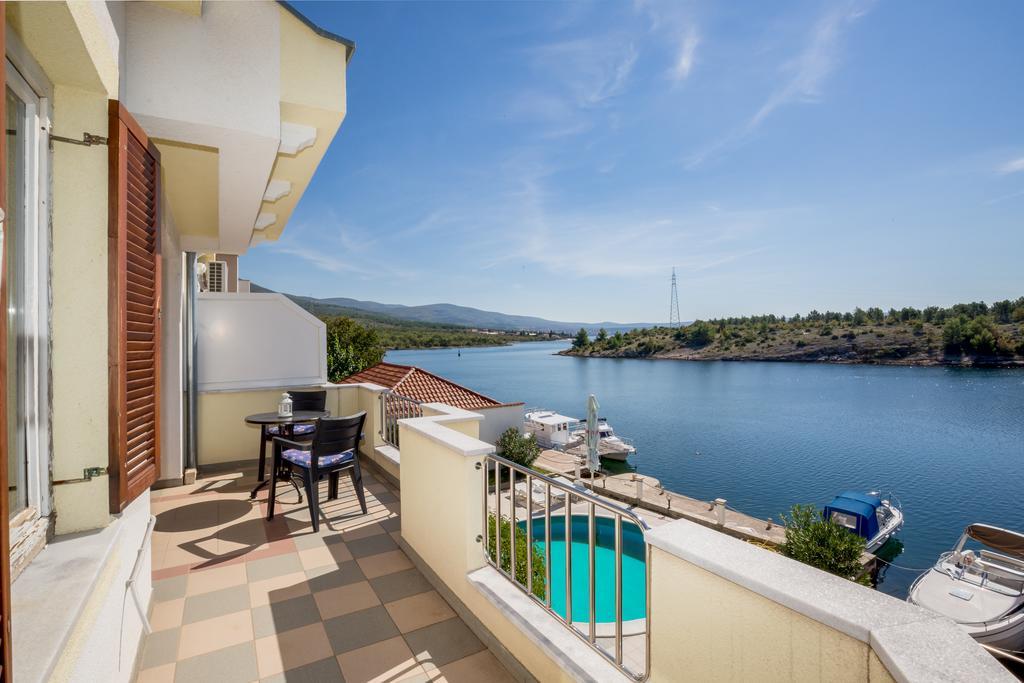 Apartments Duje Ribnica Обровац Екстериор снимка