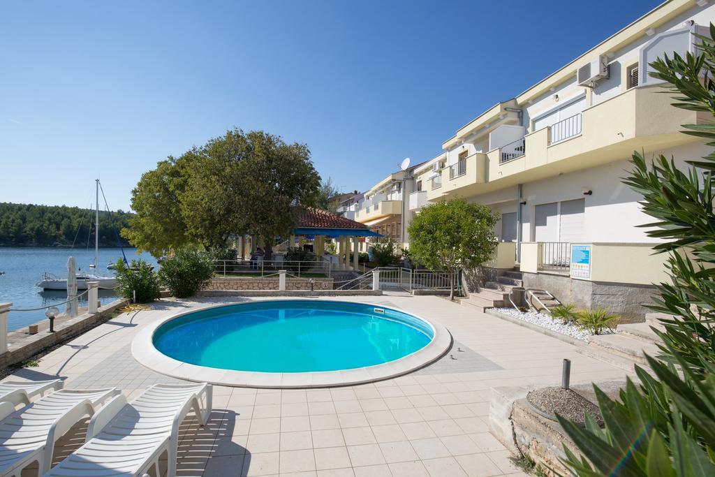 Apartments Duje Ribnica Обровац Екстериор снимка